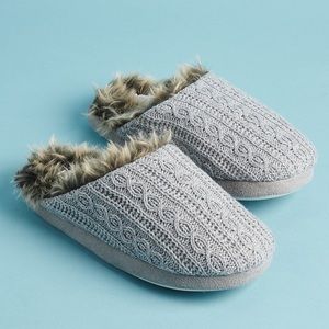 Faux Fur Trim Cable Slippers - Fab Fit Fun ✨
